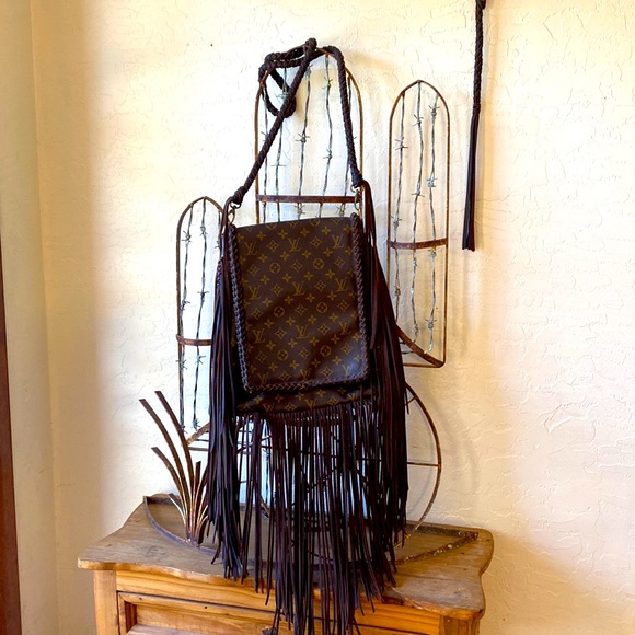 🎉 HOST PICK‼️ GORGEOUS AUTHENTIC LOUIS VUITTON REVAMPED CROSSBODY BAG‼️ - Picture 2 of 16